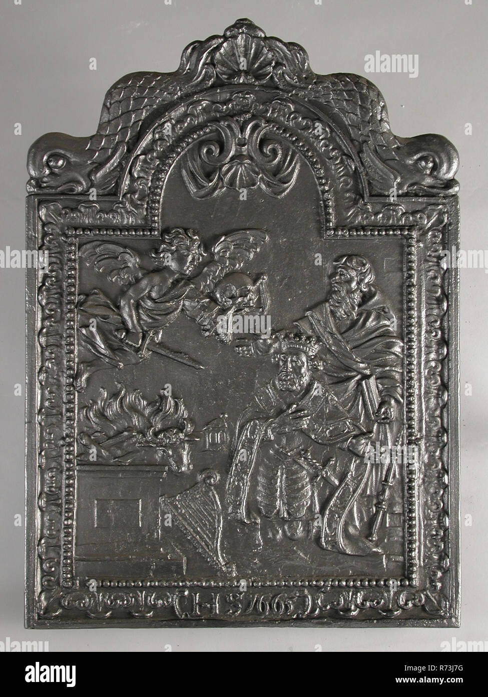 Fireback biblical representation: David and Saul, Year 1665, cast Rectangular with arch at the top. On top of shell flanked by two dolphins Edge between frame and pearl necklace with leaf decoration. In the middle picture of two men: one with book the other with crown and sword The men are visited by an angel with skull and sword Bottom left stone altar with sacrificed bull In the middle below harp Bottom: HS 1665 living environment interior heating Christianity religion bible king David Saul? Jechizkia? 2 Chronicles 29? Stock Photo