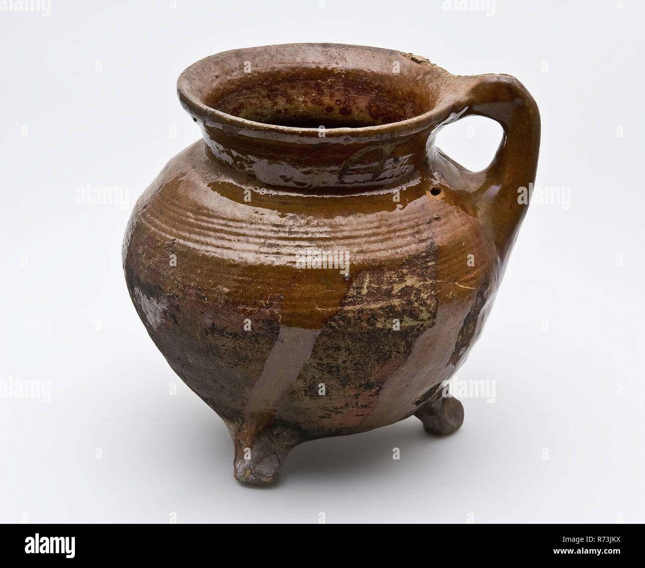 Pottery cooking jug, grapemodel with vertical bandear, on three legs
