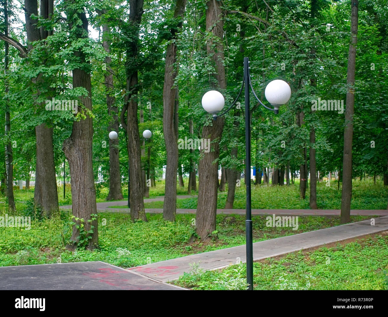 Street light summer night park hi-res stock photography and images - Alamy