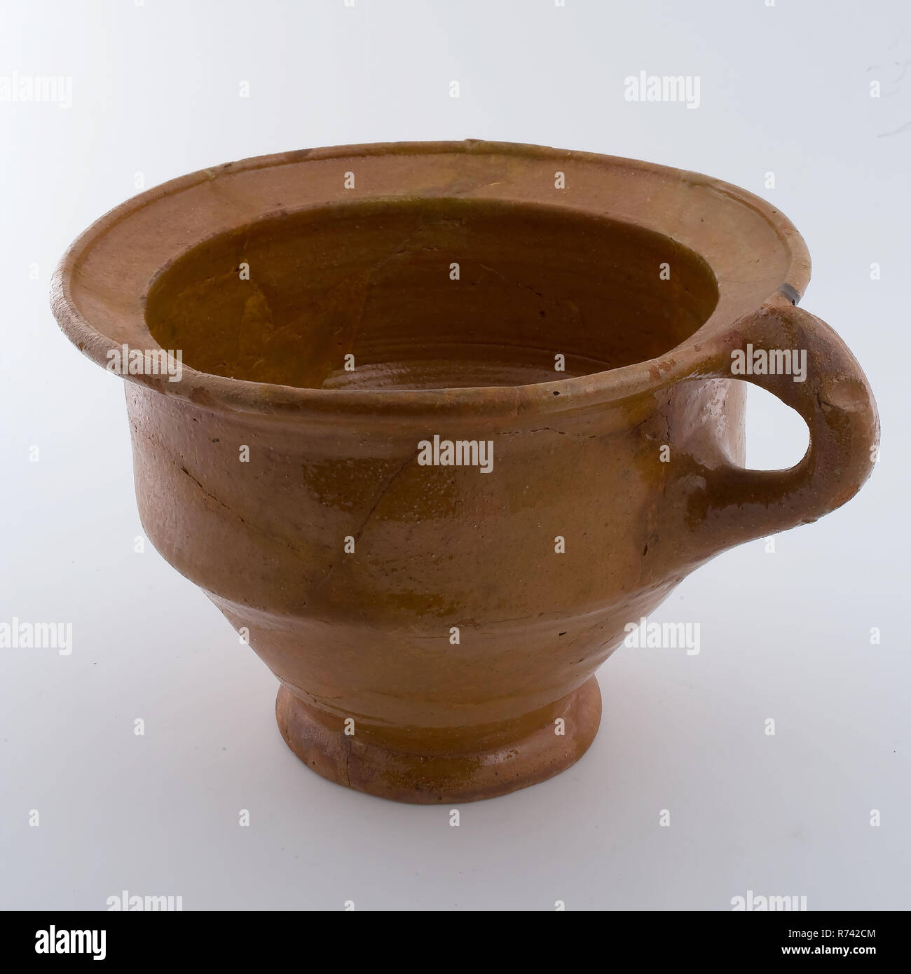 Pottery chamber pot on stand and narrow foot, standing and pinched band