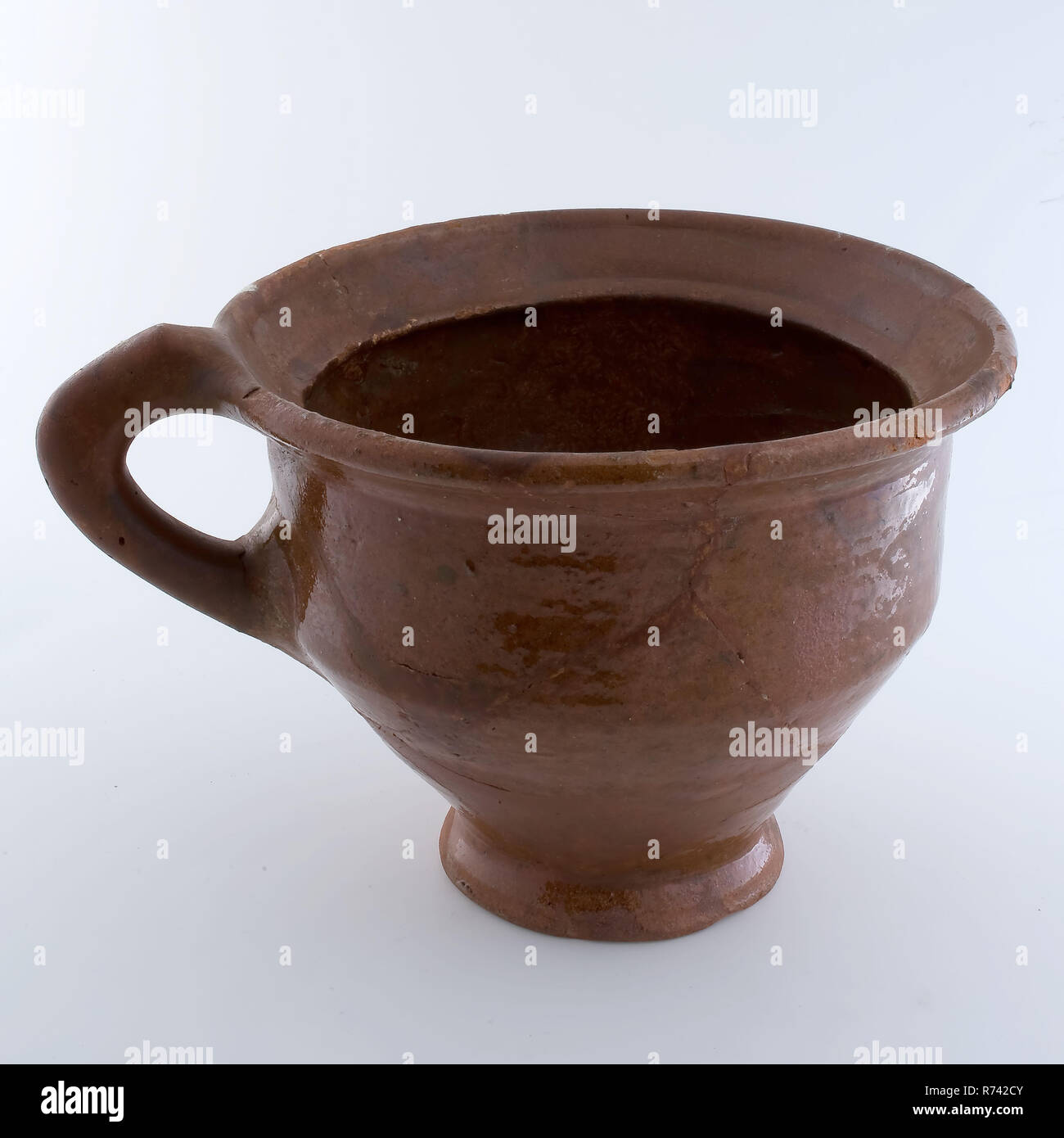 Pottery chamber pot on stand with standing ear and narrow foot, pot