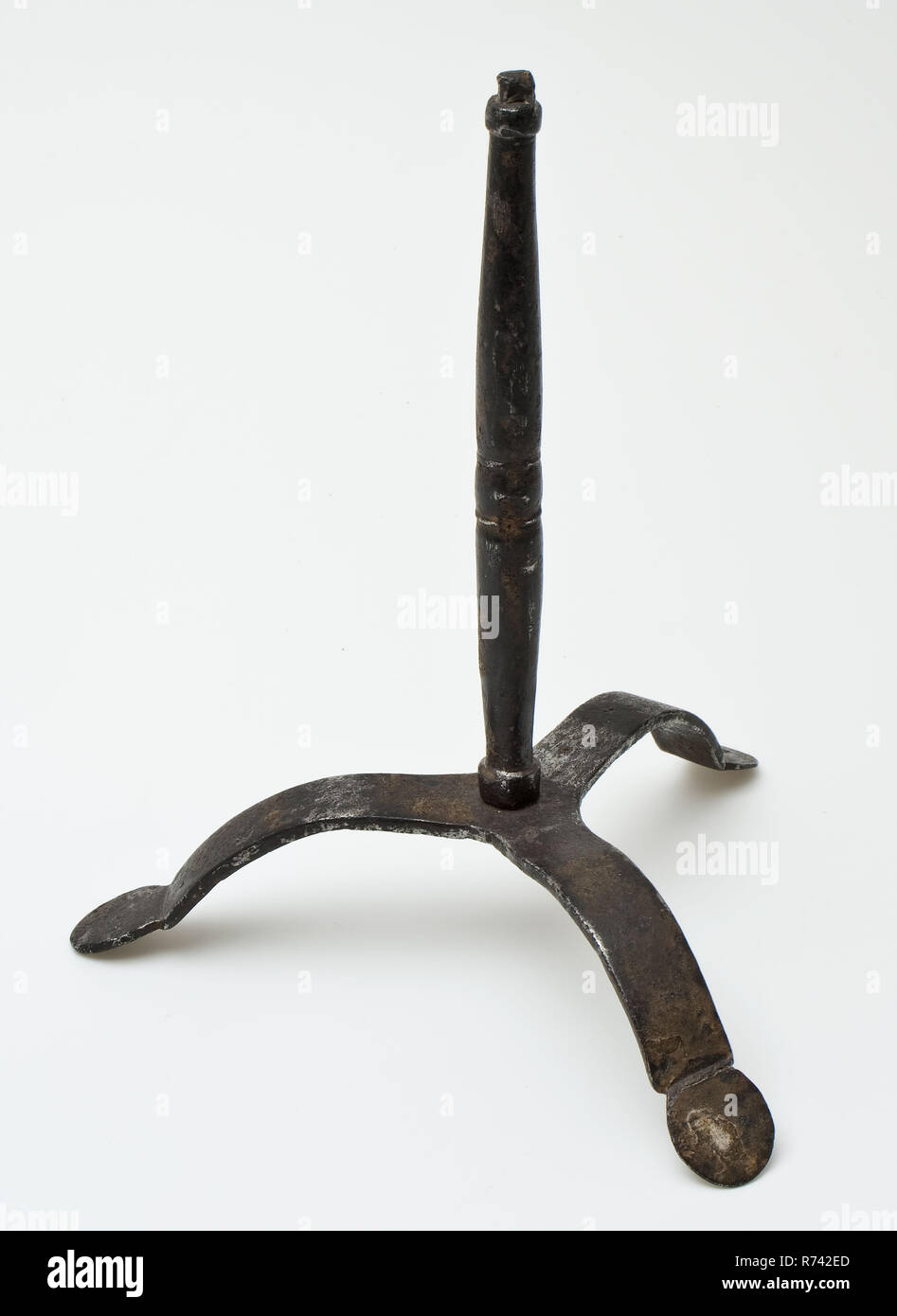 Three-legged iron candlestick, candle holder with curved wide legs,  candleholder lighting medium bottomfound iron metal, d 13,0 forged Candle  holder Three stand-out legs with bent rounded ends. Slightly curved pen  with some