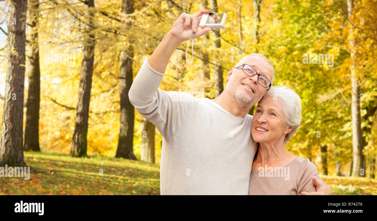Senior man woman taking selfie hi-res stock photography and images - Alamy