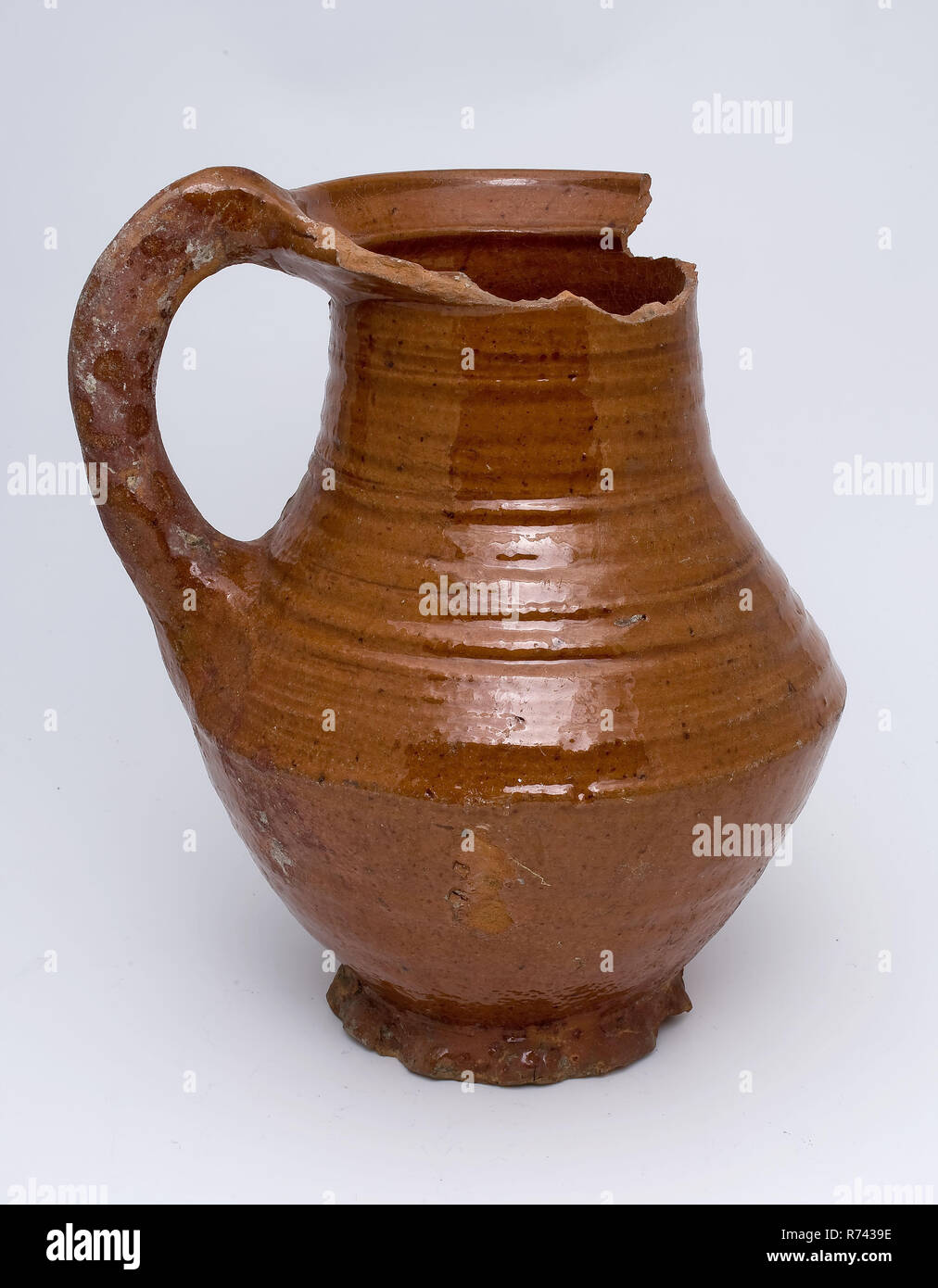 Pottery jug, jug with pinched foot, standing ear, rotating, jug