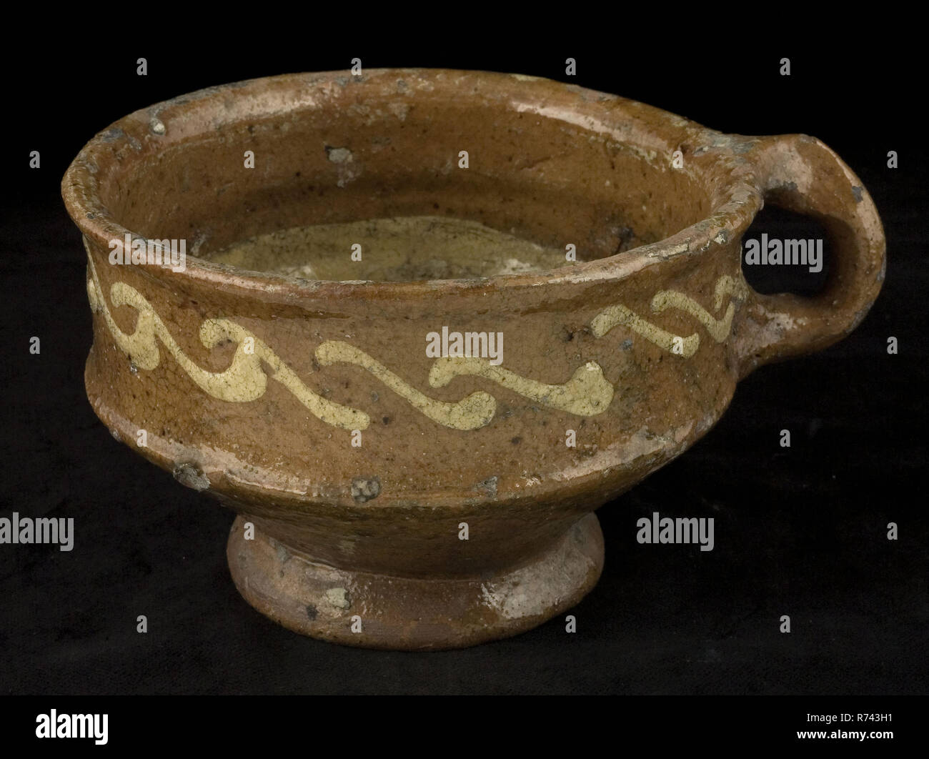 Pottery test on stand ring, bandoor, wide top edge and narrow foot