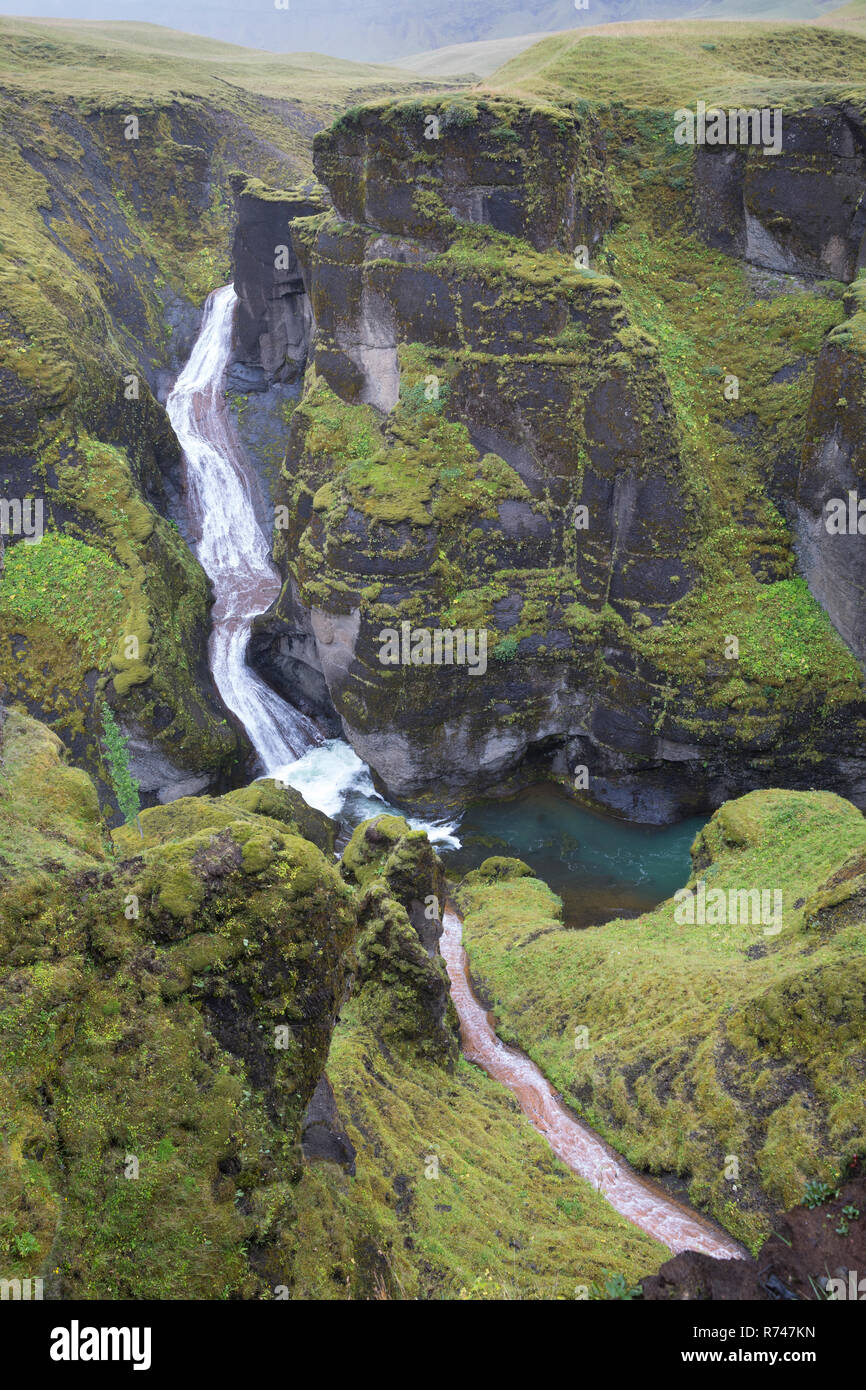 Fjaðrárgljúfur-Schlucht, Fjathrargljufur-Schlucht, Schlucht, Canyon im Süden von Island, durch die Schlucht fließt der namensgebende Fluss Fjaðrá, can Stock Photo