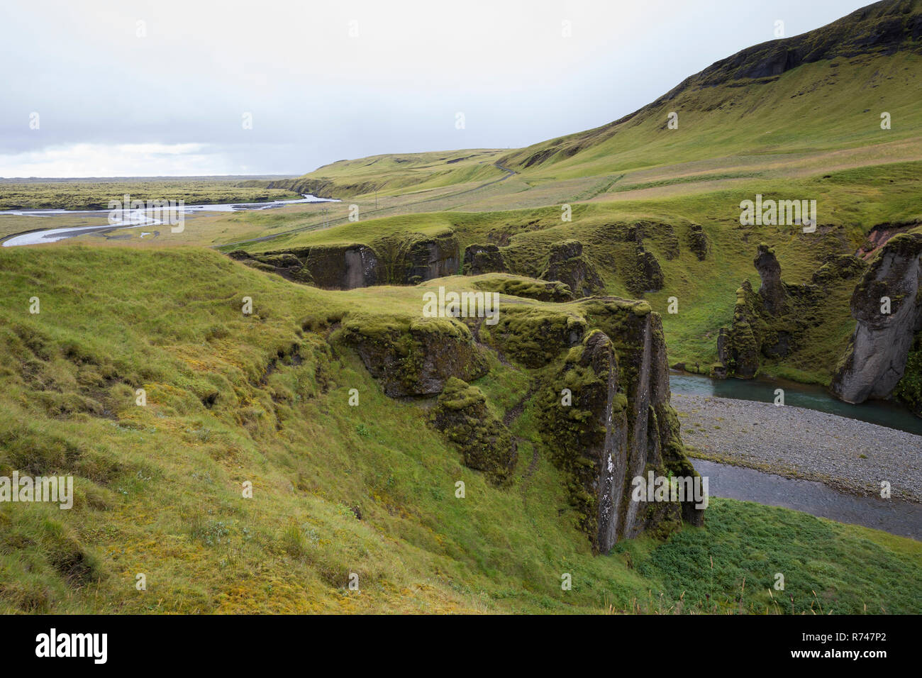 Fjaðrárgljúfur-Schlucht, Fjathrargljufur-Schlucht, Schlucht, Canyon im Süden von Island, durch die Schlucht fließt der namensgebende Fluss Fjaðrá, can Stock Photo