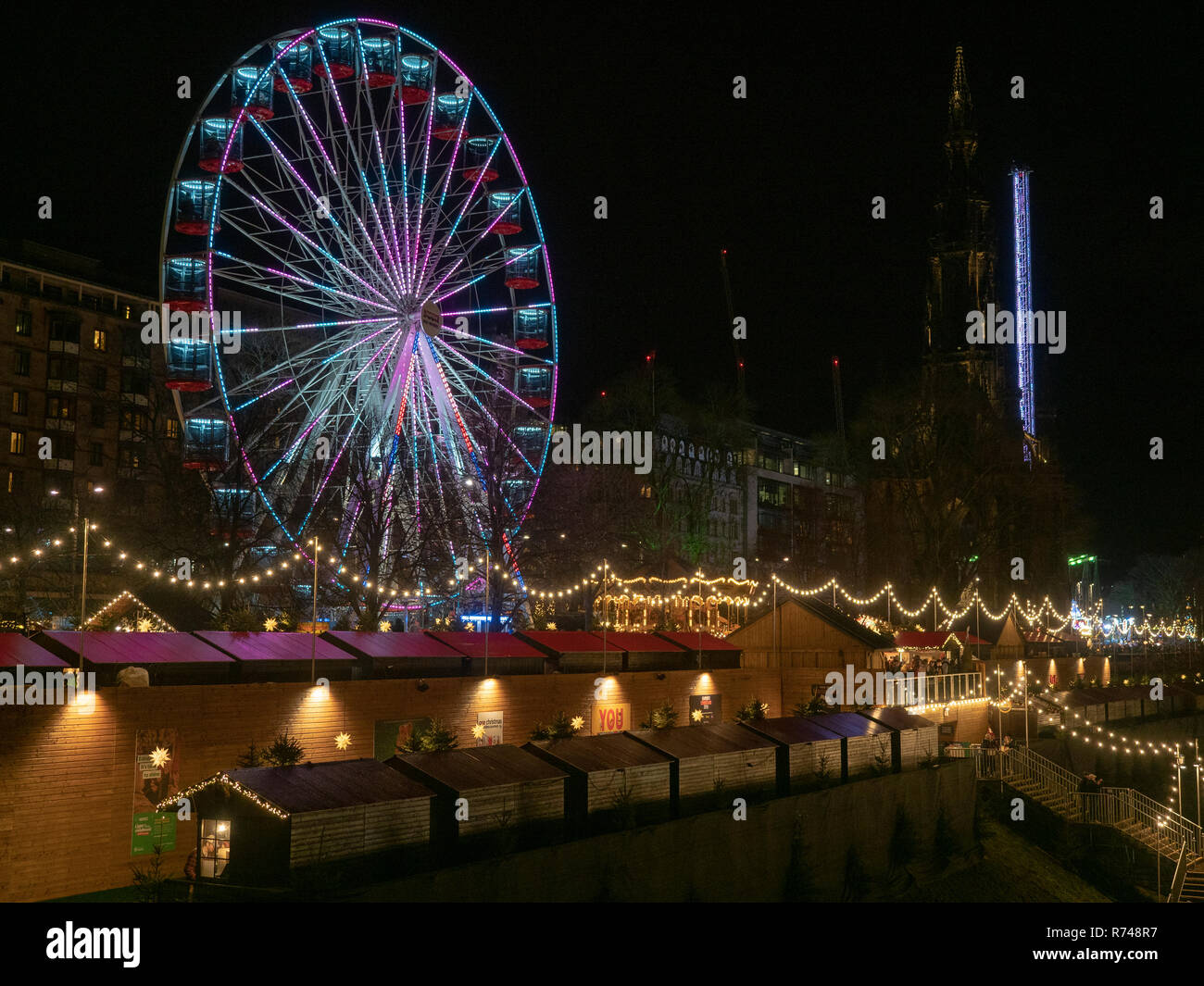 Night view of Christmas fair and market in Edinburgh, Scotland Stock Photo