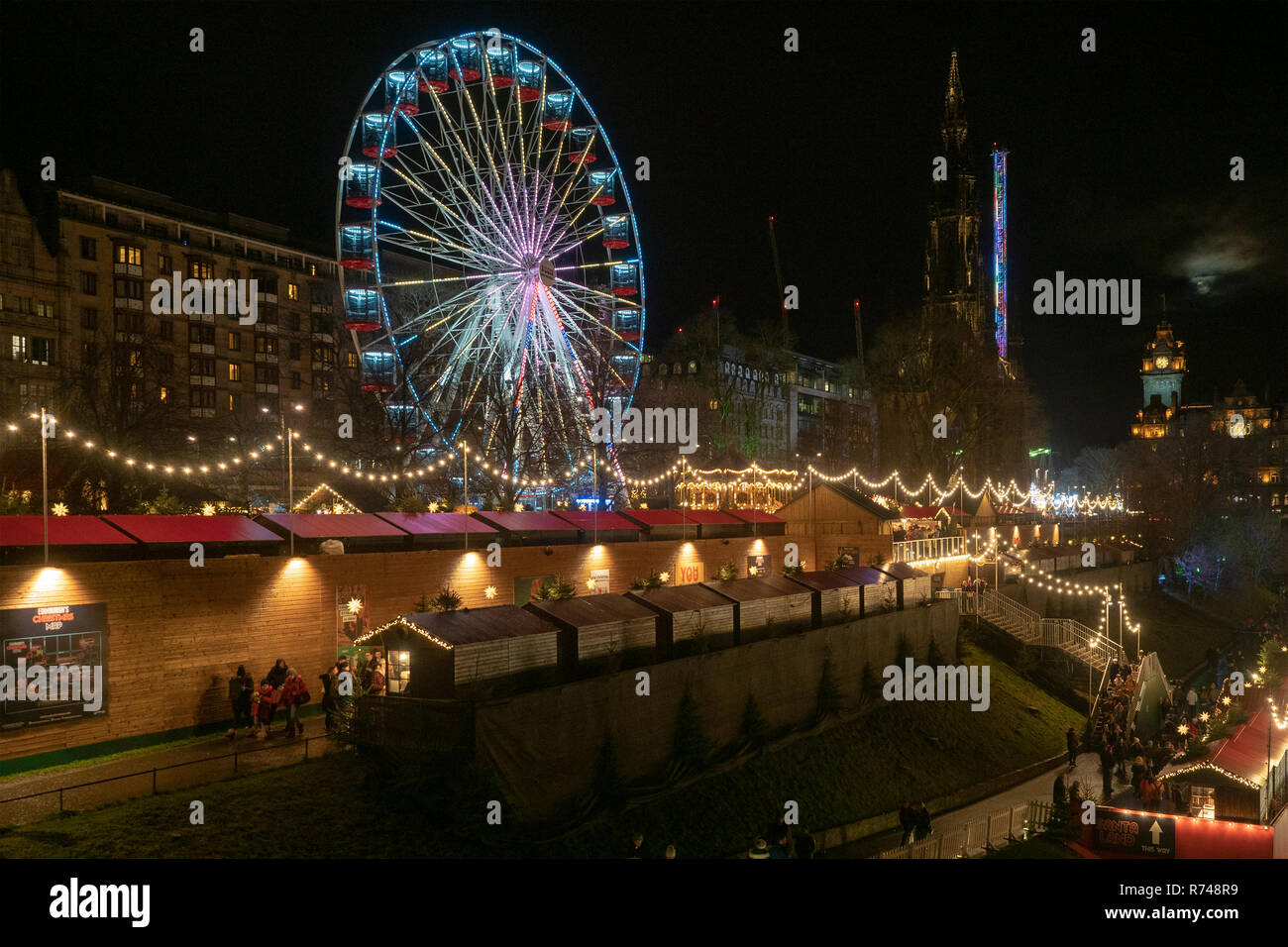 Night view of Christmas fair and market in Edinburgh, Scotland Stock Photo