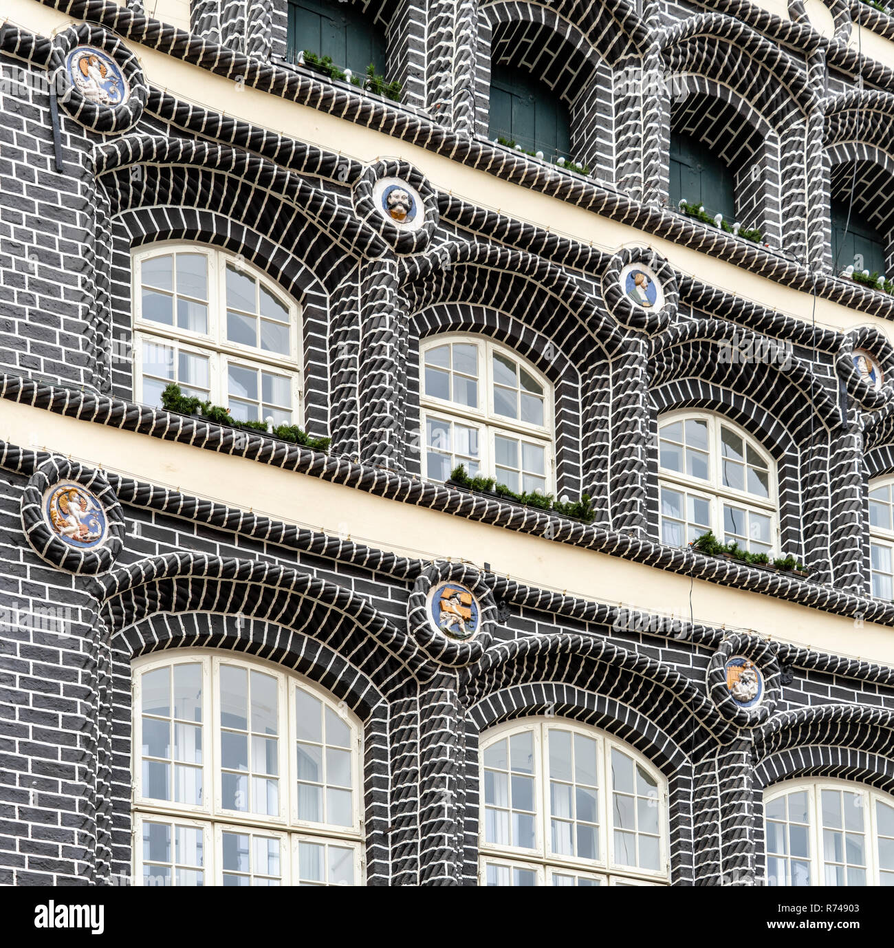 Black brick facade hi-res stock photography and images - Alamy