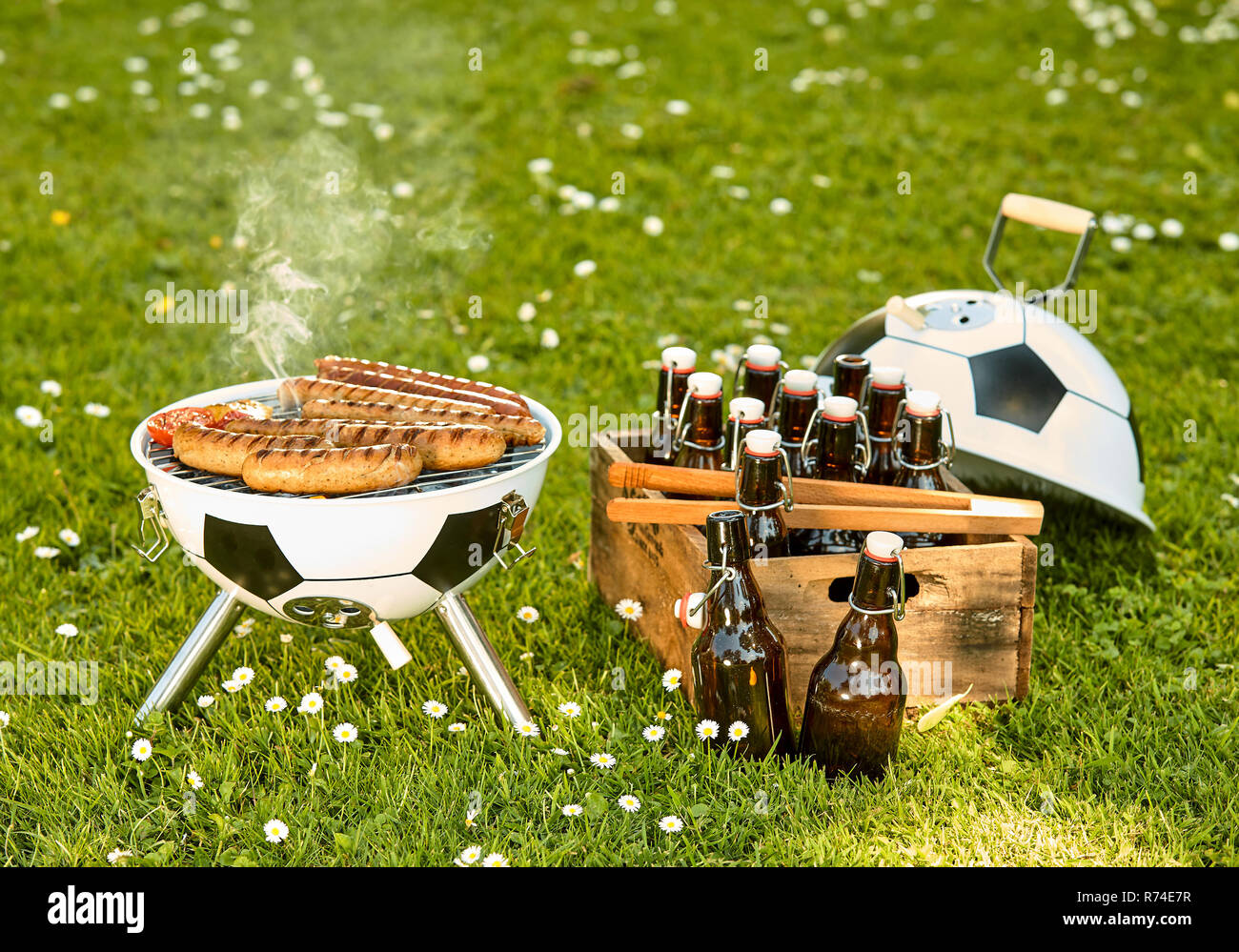 Gewoon Respectievelijk Surichinmoi World Cup Soccer themed barbecue with beers Stock Photo - Alamy