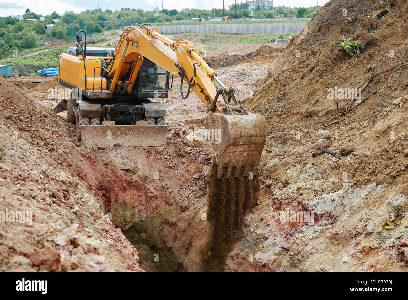 Excavator digging hi-res stock photography and images - Alamy