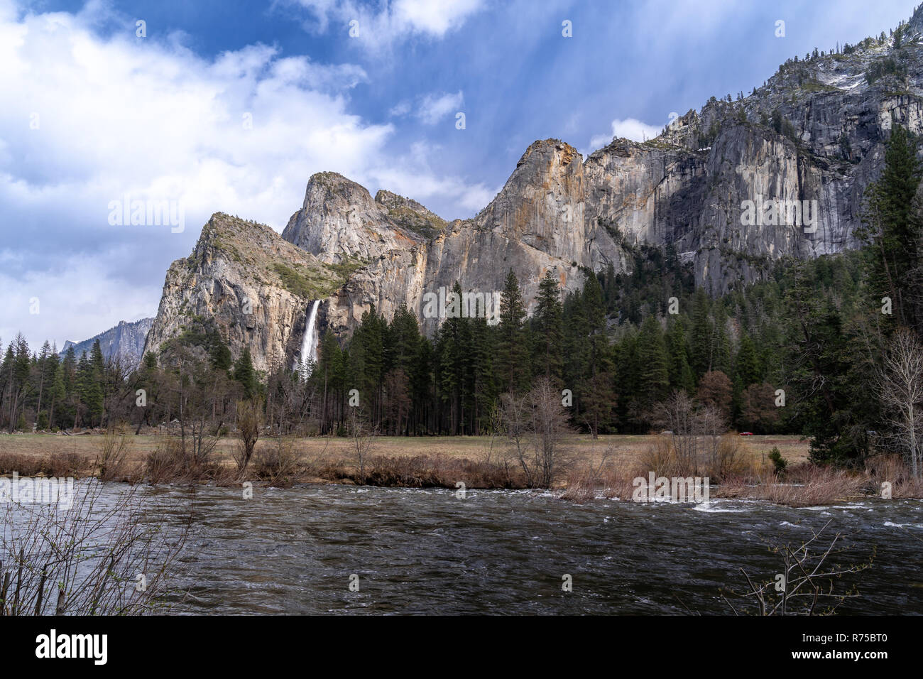 Yosemite falls mirror view hi-res stock photography and images - Alamy