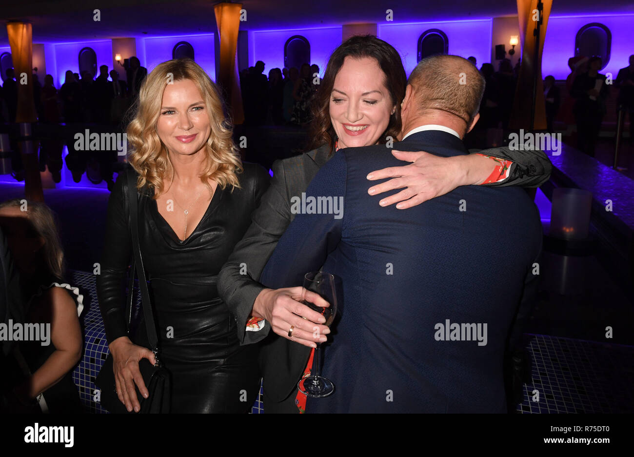 07 December 2018, Bavaria, München: The actresses Veronica Ferres (l