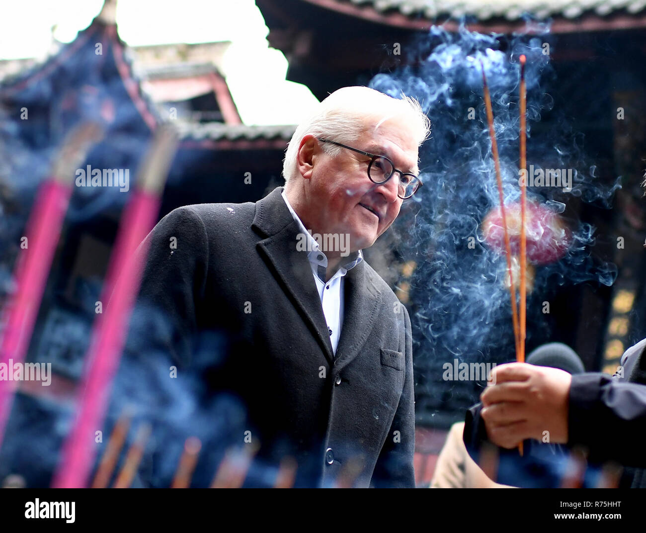 Dujiangyan, China. 08th Dec, 2018. German Federal President Frank-Walter Steinmeier lights incense sticks in Erwang Temple. President Steinmeier is on a state visit to Dujiangyan on the occasion of a six-day trip to China. Credit: Britta Pedersen/dpa-Zentralbild/dpa/Alamy Live News Stock Photo