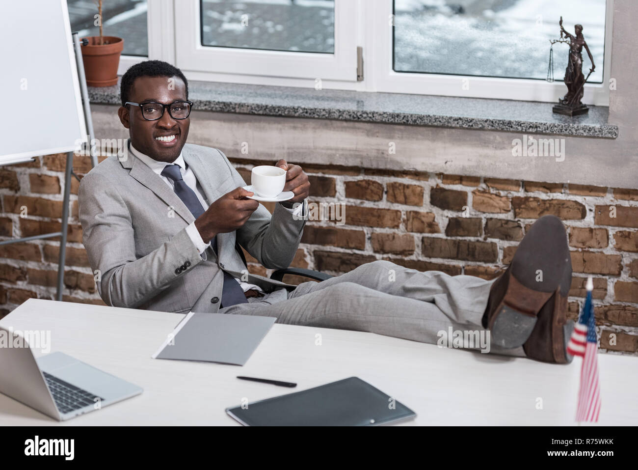 Laptop feet up coffee table hires stock photography and images Alamy