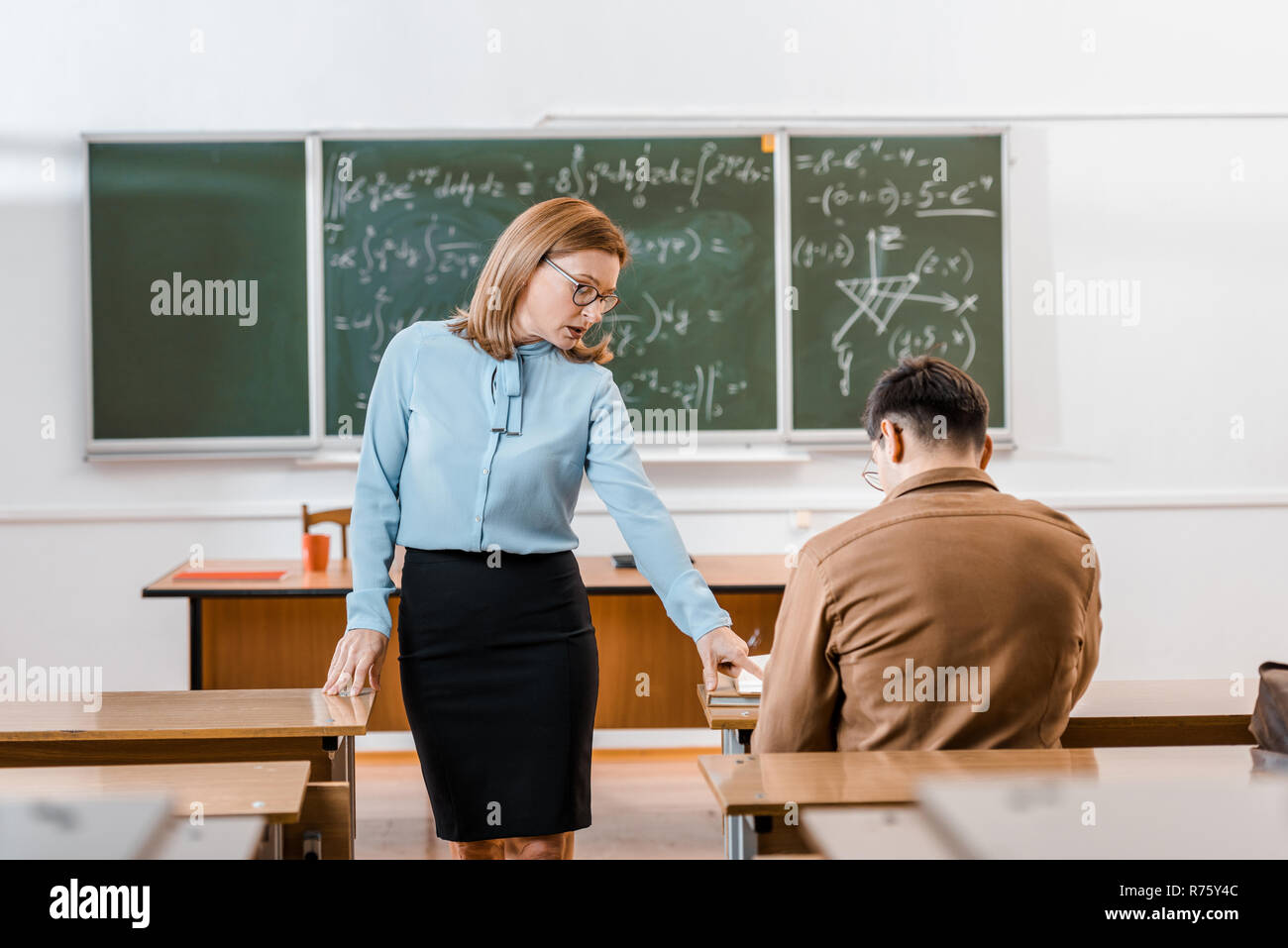 Школьники ругаются матом. Учительницу облапали в школе. Соблазнение в школе. Учительница домогается. Учительница домогается.