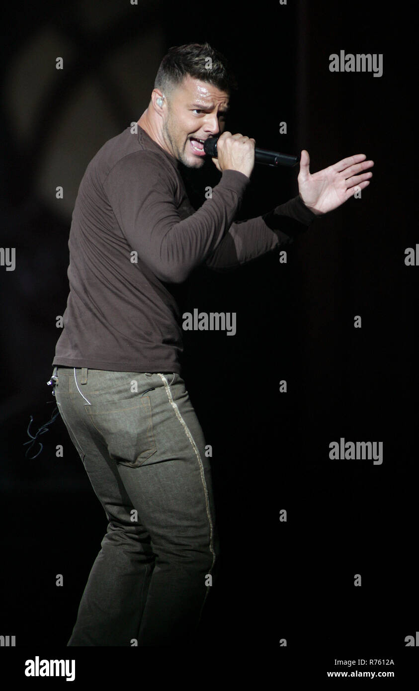 Ricky Martin Riendose Menudo ricky martin hi-res stock photography and images - Alamy