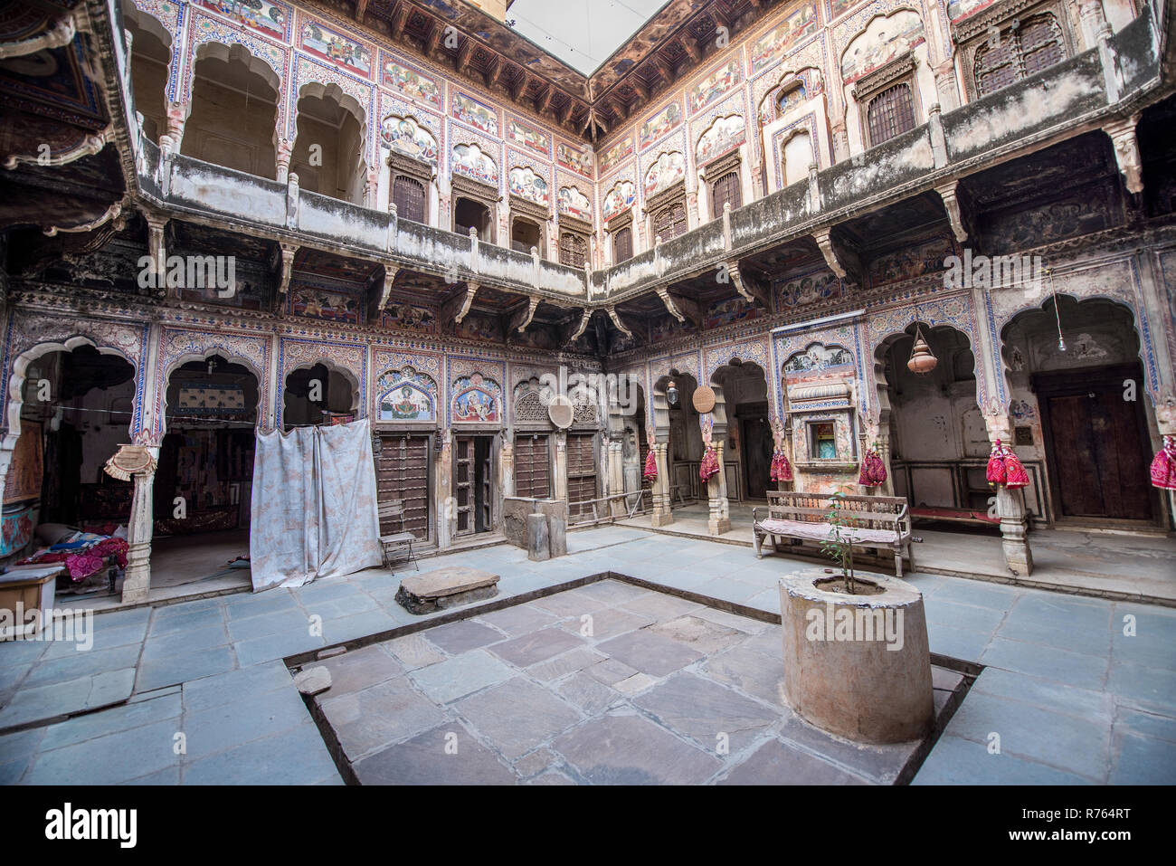 Inner courtyard of an ancient haveli in Mandawa, Rajasthan, India Stock Photo