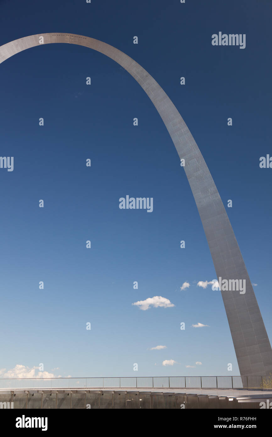 Gateway Arch in St Louis during the day with clear sky Stock Photo - Alamy