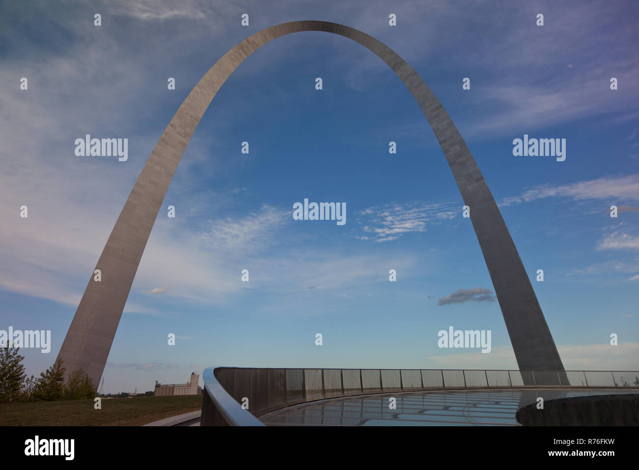 Gateway arch st louis blue sky hi-res stock photography and images - Alamy