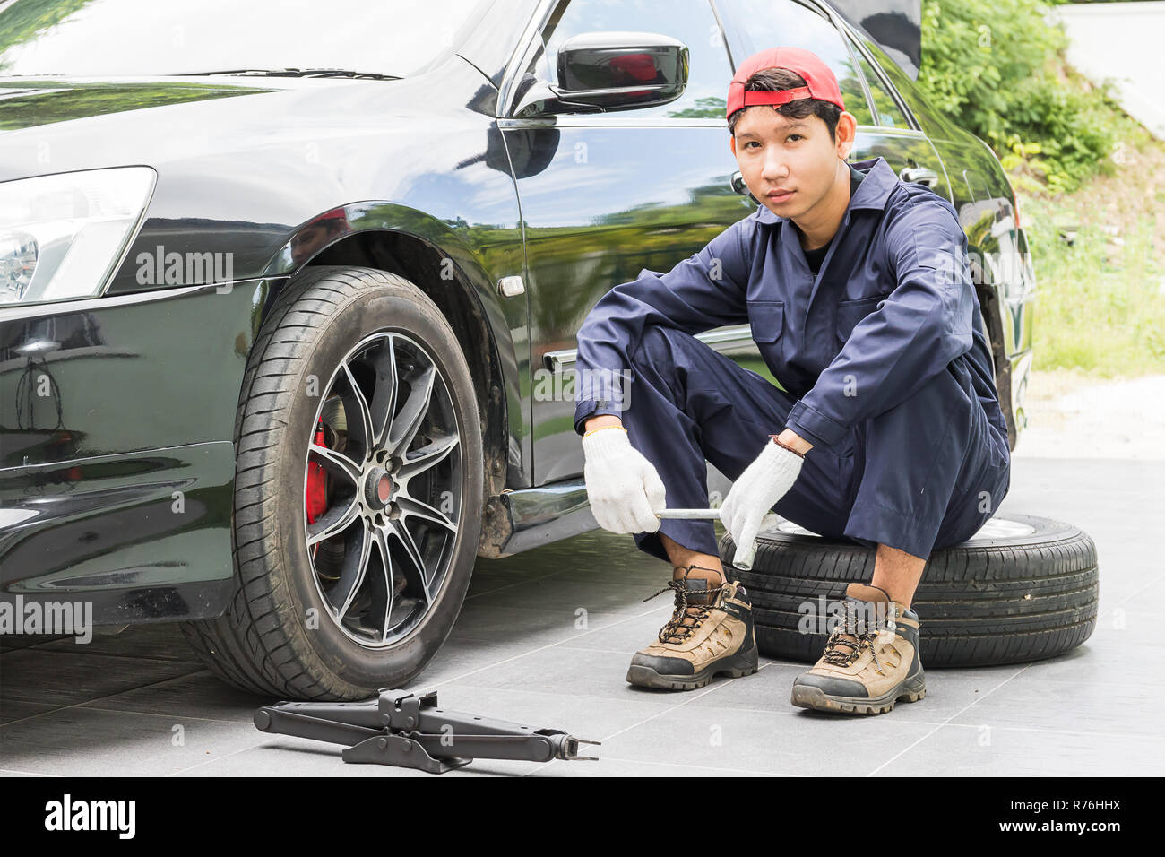Mechanic replacing lug nuts changing tires on vehicle Stock Photo Alamy