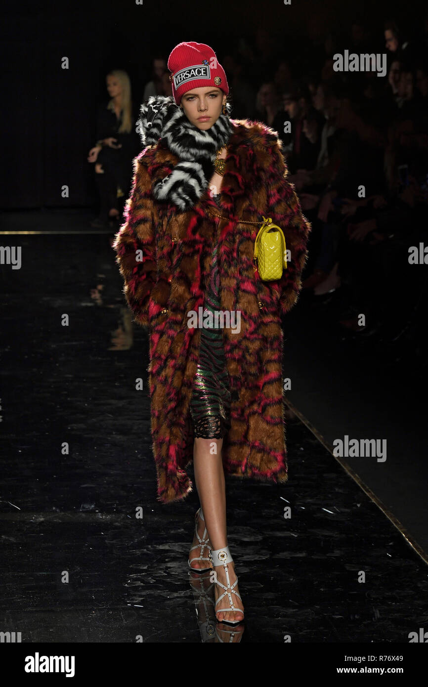 NEW YORK, NY - DECEMBER 02: Model Lea Julian walks the runway at the Versace  Pre-Fall 2019 Collection at The American Stock Exchange on December 02, 2  Stock Photo - Alamy