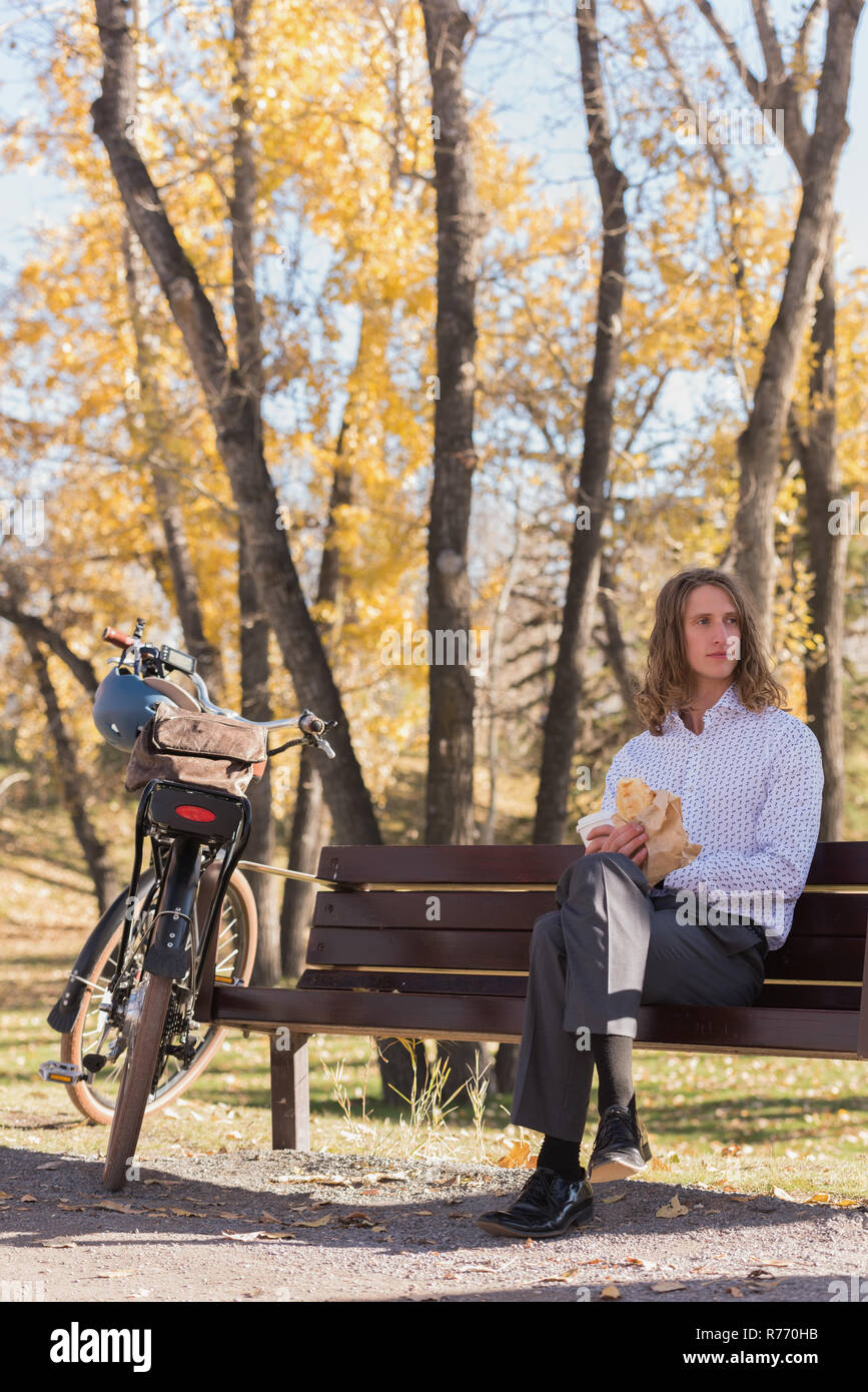 Man sitting park bench summer hi-res stock photography and images - Alamy