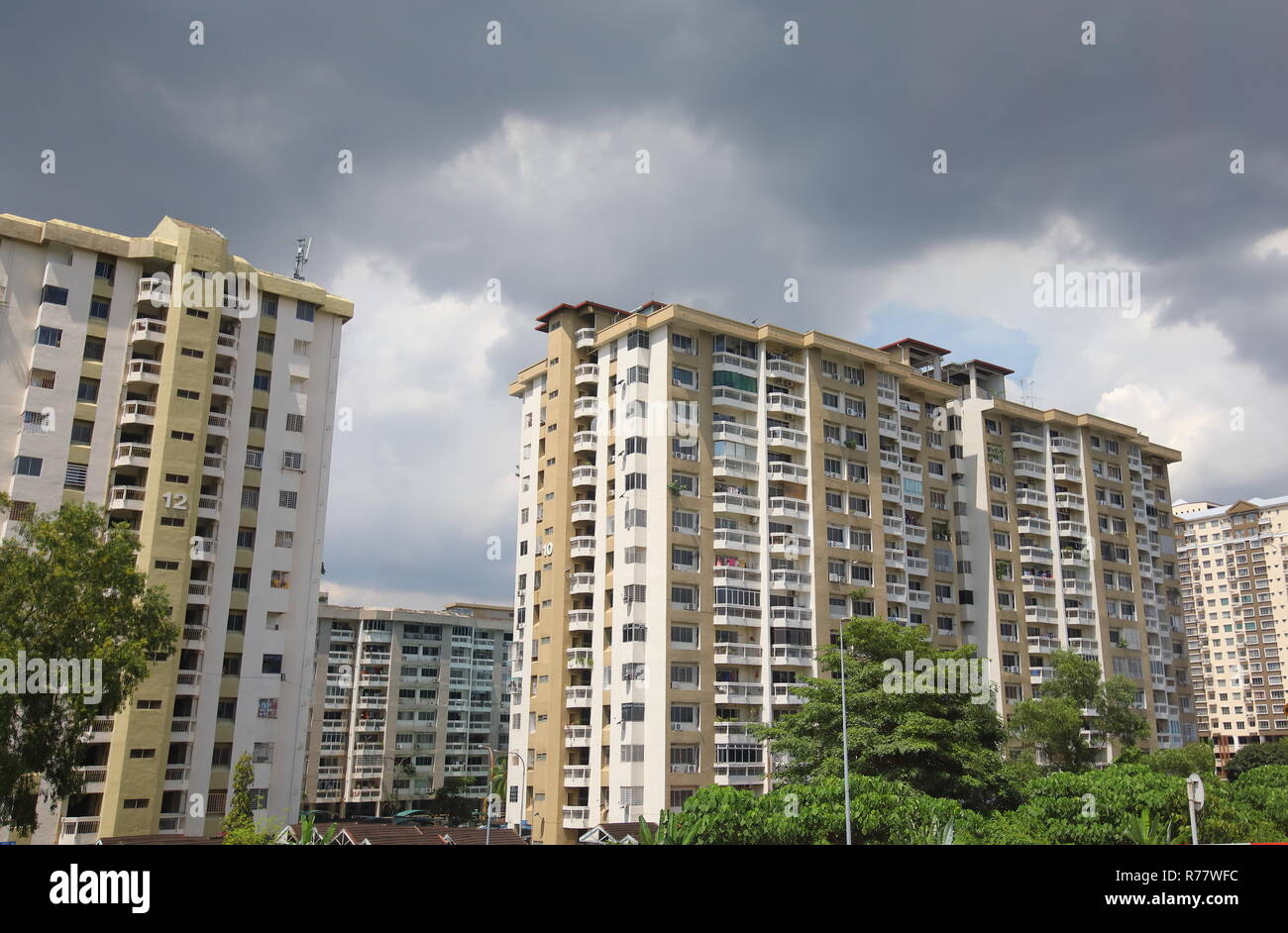 Tall apartment building hi-res stock photography and images - Alamy