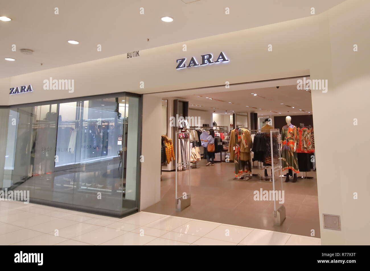 People visit Zara store in Bukit Bintang Kuala Lumpur Malaysia Stock Photo  - Alamy