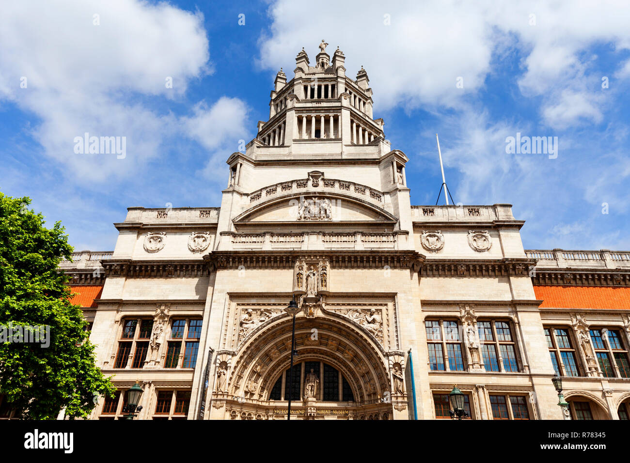 South kensington museum construction hi-res stock photography and ...