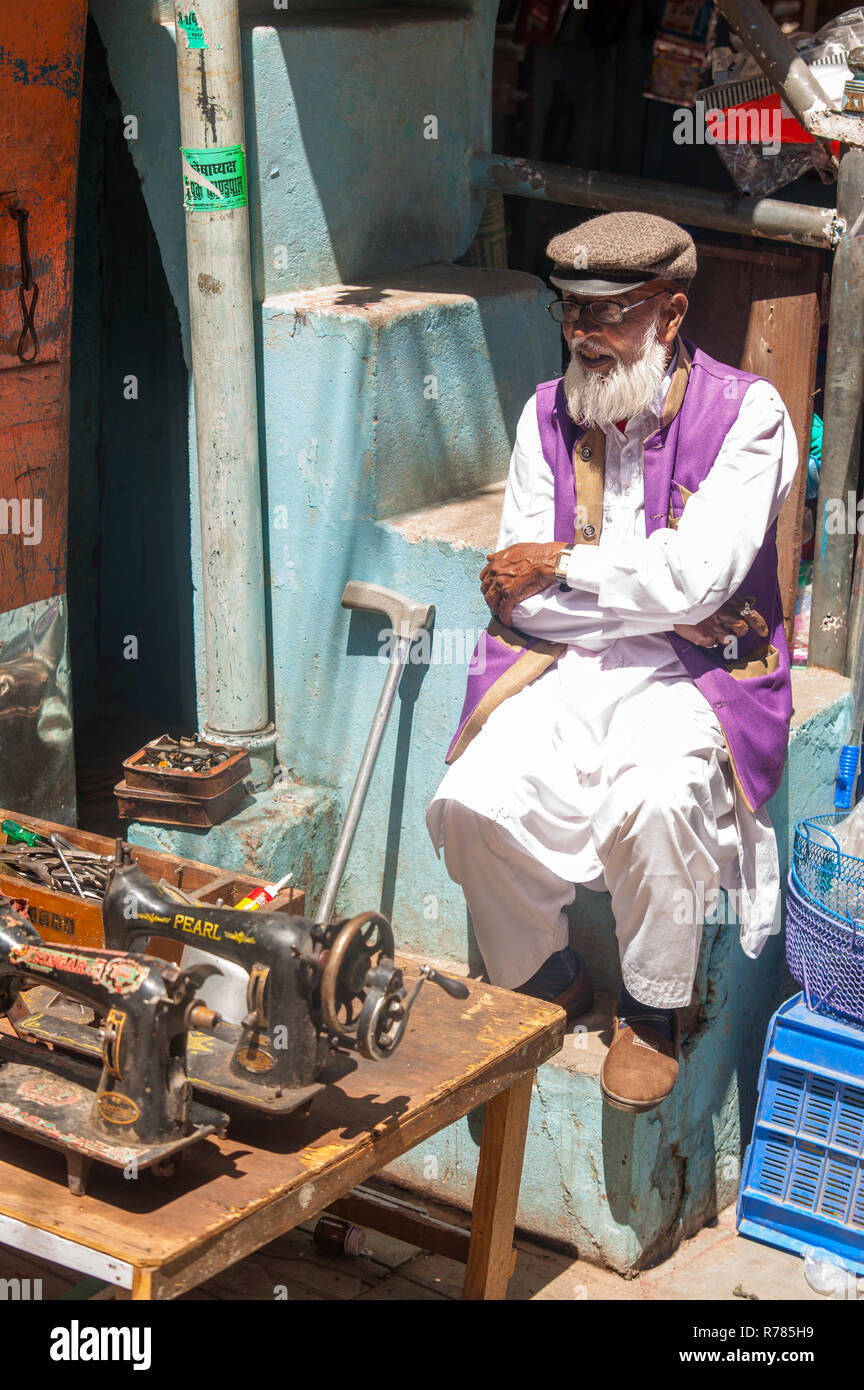 Second hand sewing machine seller, Almora, Uttarakhand, India Stock