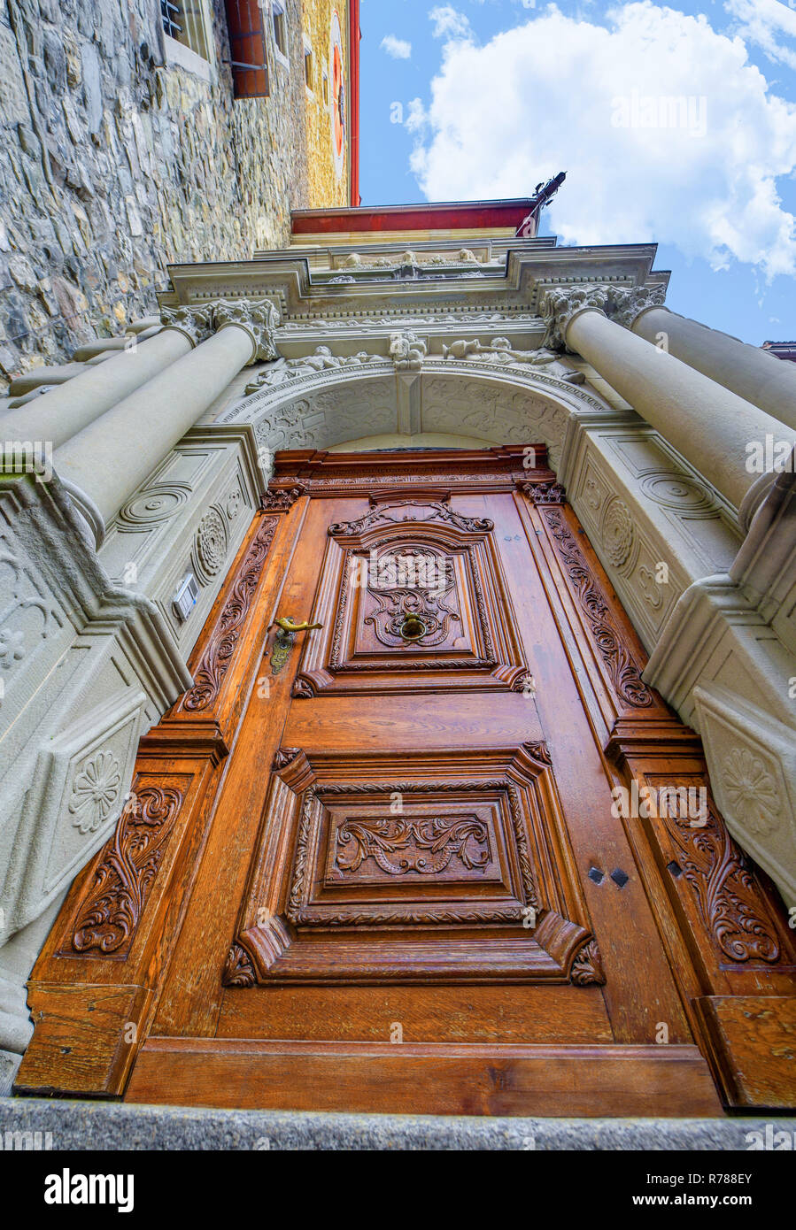 Wooden door entrance hi-res stock photography and images - Alamy