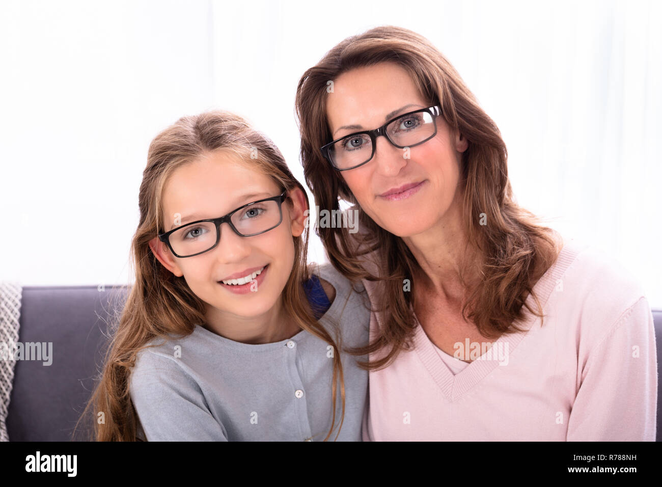 Рассказ мама в очках. Дочка в очках. Женщина в очках с дочерью. Мать и дочь в очках для зрения. Фото женщины и Дочки в очках.
