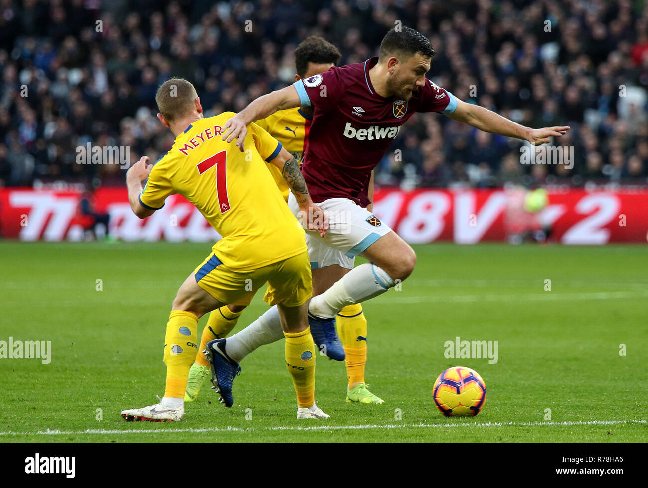 Crystal Palace's Max Meyer (left) and West Ham United's Robert Snodgrass (right) battle for the ball during the Premier League match at The London Stadium, London. Stock Photo