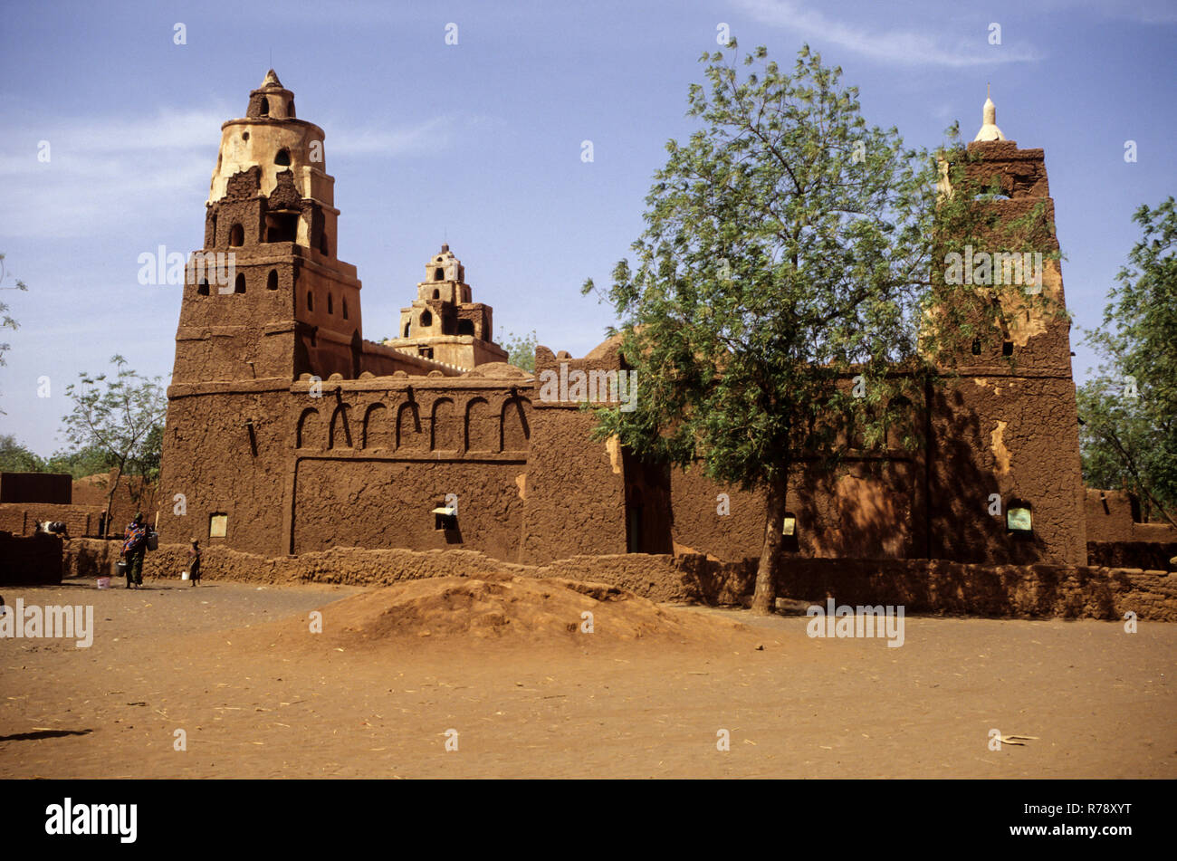 Yaama, Niger.  Yaama Mosque, Winner of the Aga Khan Prize for Islamic Architecture, 1986.  Built in 1982.  Photo taken 1999, showing deterioration und Stock Photo