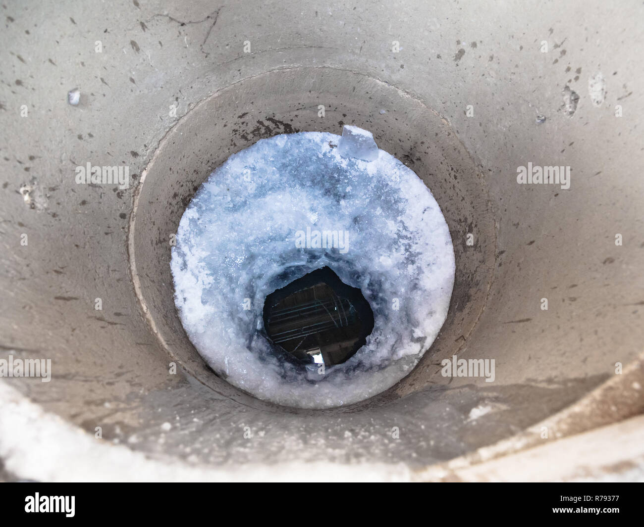 Копка колодца зимой. Вода замерзла в колодце. Колодец зимой. Замерзает канализационный колодец. Замерзла вода в колодце что делать.