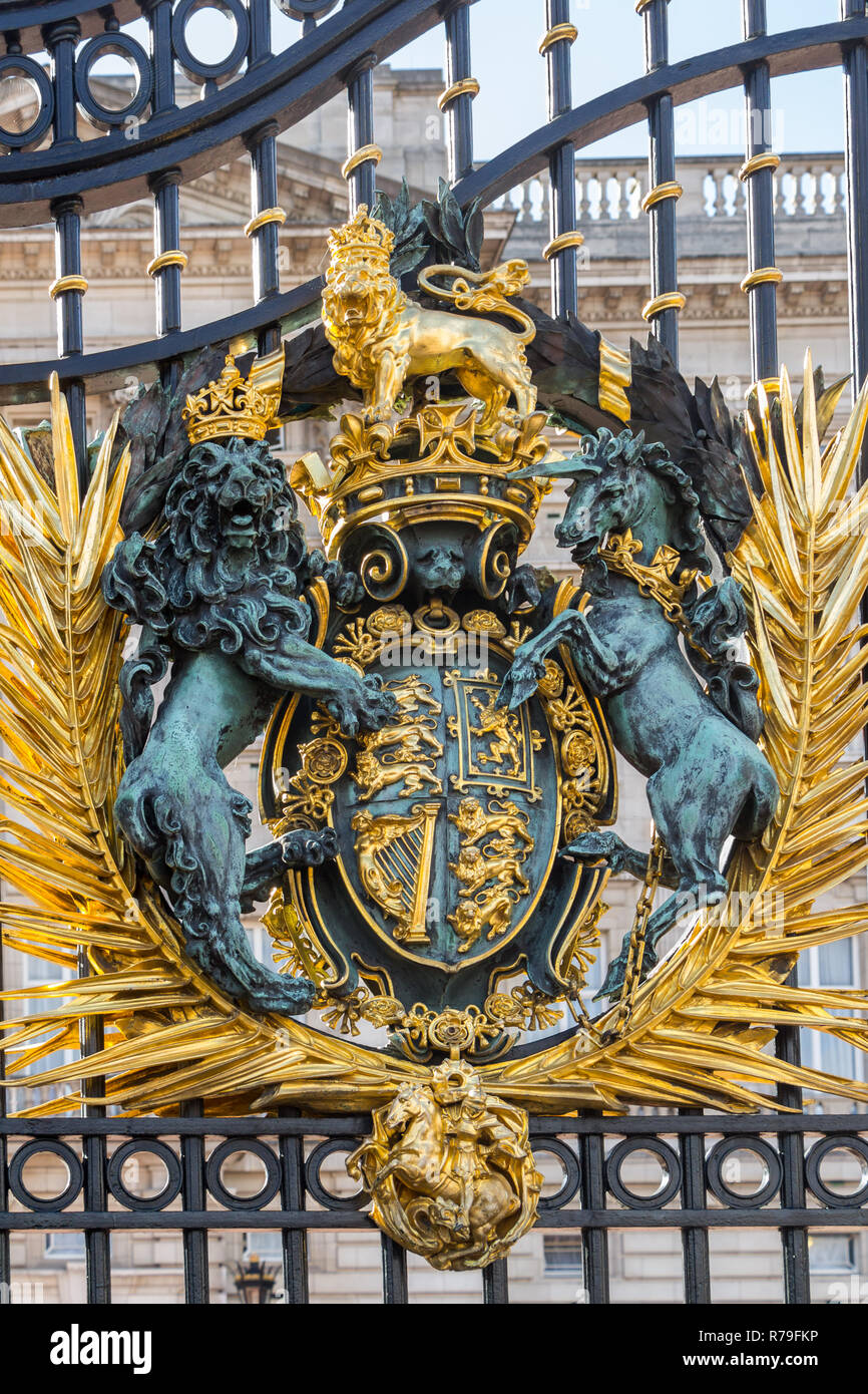 Royal coat of arms buckingham palace hi-res stock photography and ...