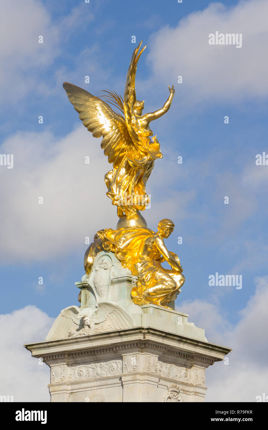 Statue In Front Of Buckingham Palace Stock Photos & Statue In Front Of
