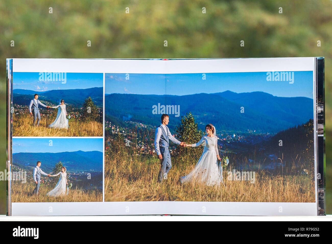 Trang sách ảnh cưới hoặc album cưới trên nền xanh lam thạch là những lựa chọn tuyệt vời cho những ai yêu thích sự đơn giản và thanh lịch. Những bức ảnh trong trang sách hay album này được chụp trên nền đất xanh tươi để tạo nên những khoảnh khắc đầy sống động và độc đáo.
