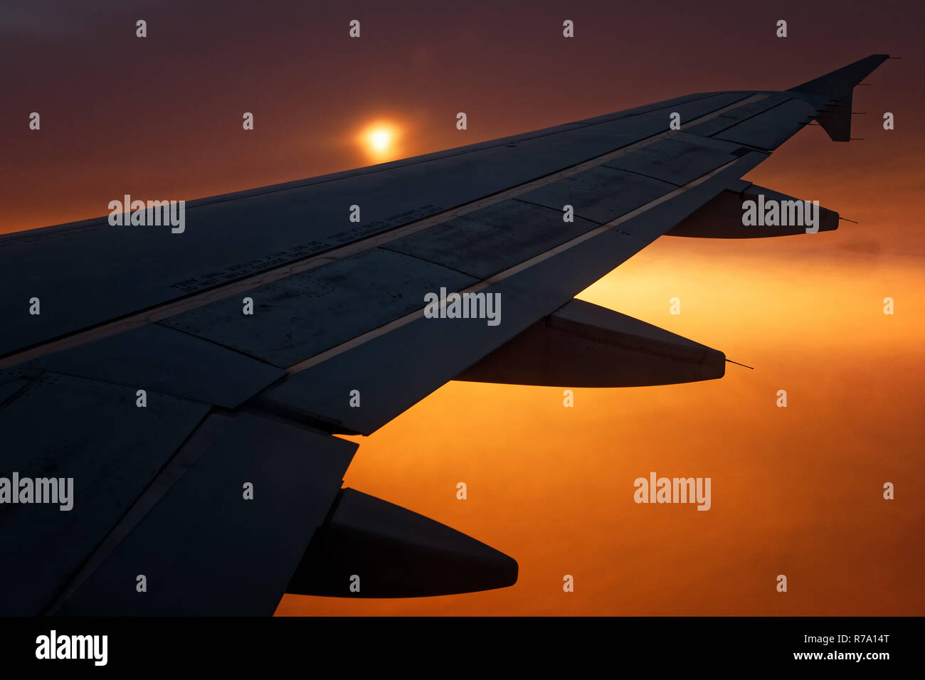 Plane flying into sunset hi-res stock photography and images - Alamy
