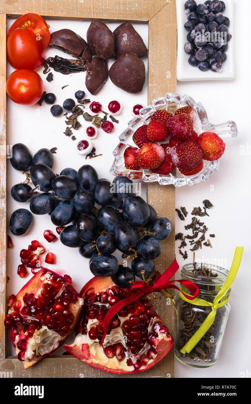 food rich with resveratrol, grapes, plums, strawberry, dark chocolate