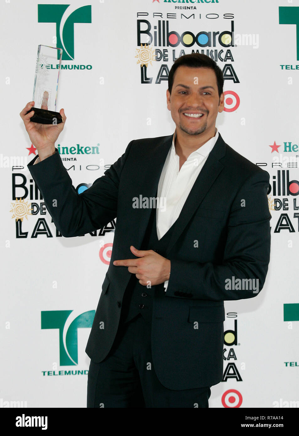 Victor Manuelle celebrates winning the Latin Tropical Male album of the