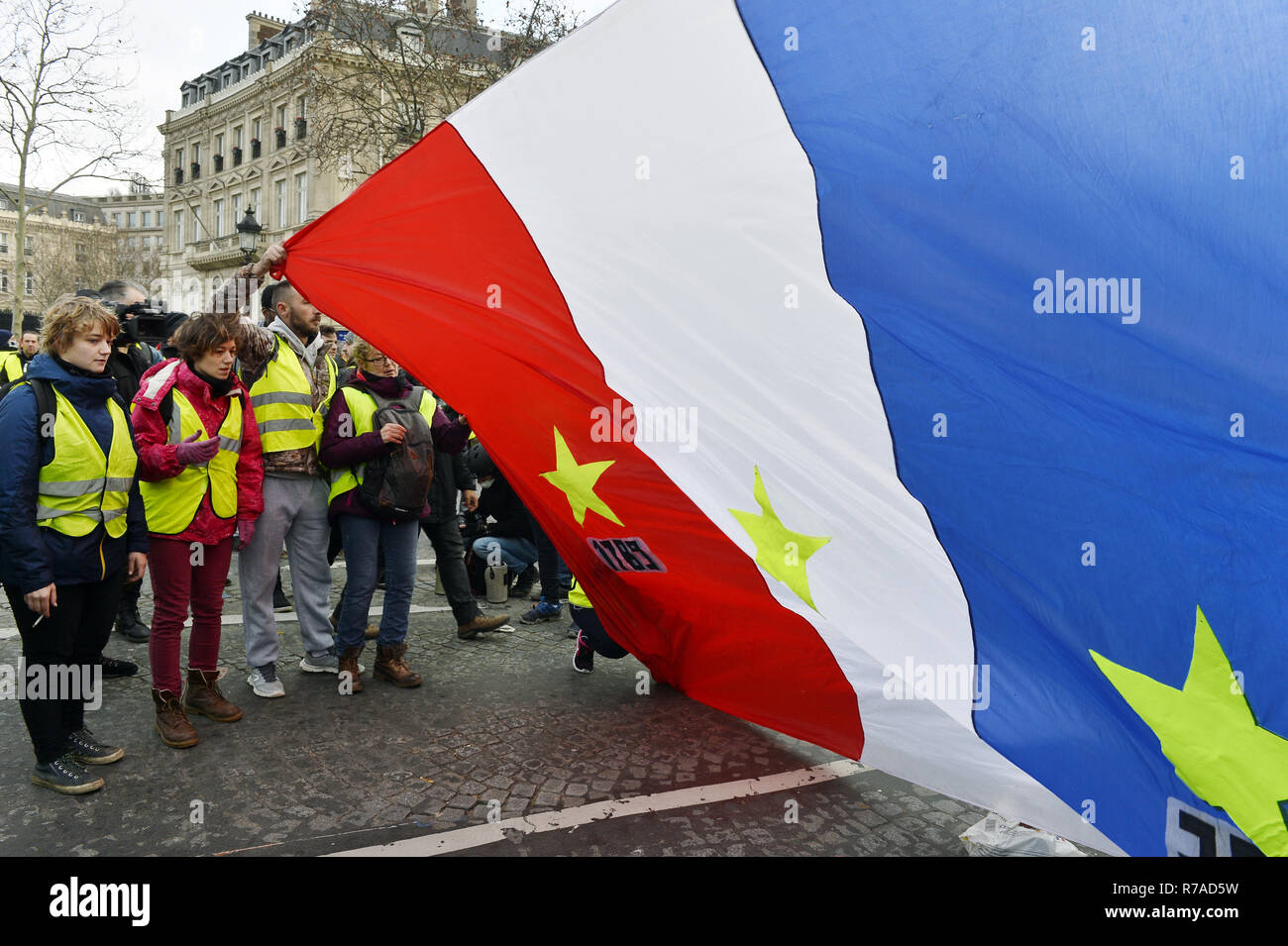 Giant french flag - Demonstration of the Yellow Vests on the  Champs-Elysées, on saturday 8th of december in Paris, France Credit:  Frédéric VIELCANET/Alamy Live News Stock Photo - Alamy