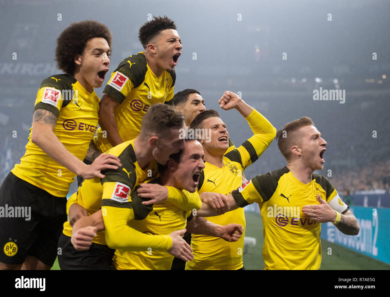 08 December 2018 North Rhine Westphalia Gelsenkirchen Soccer Bundesliga Fc Schalke 04 Borussia Dortmund 14th Matchday In The Veltins Arena Dortmund S Thomas Delaney M Rejoices Over His Goal To 1 0 Top Jadon Sancho