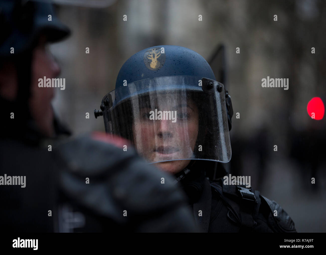 France paris female police officer hi-res stock photography and images ...