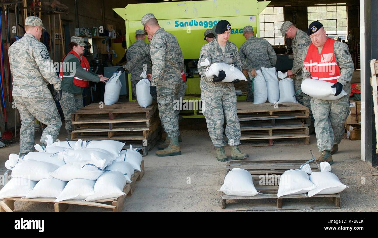 Serviceman Stacking Sandbags Hi res Stock Photography And Images Alamy