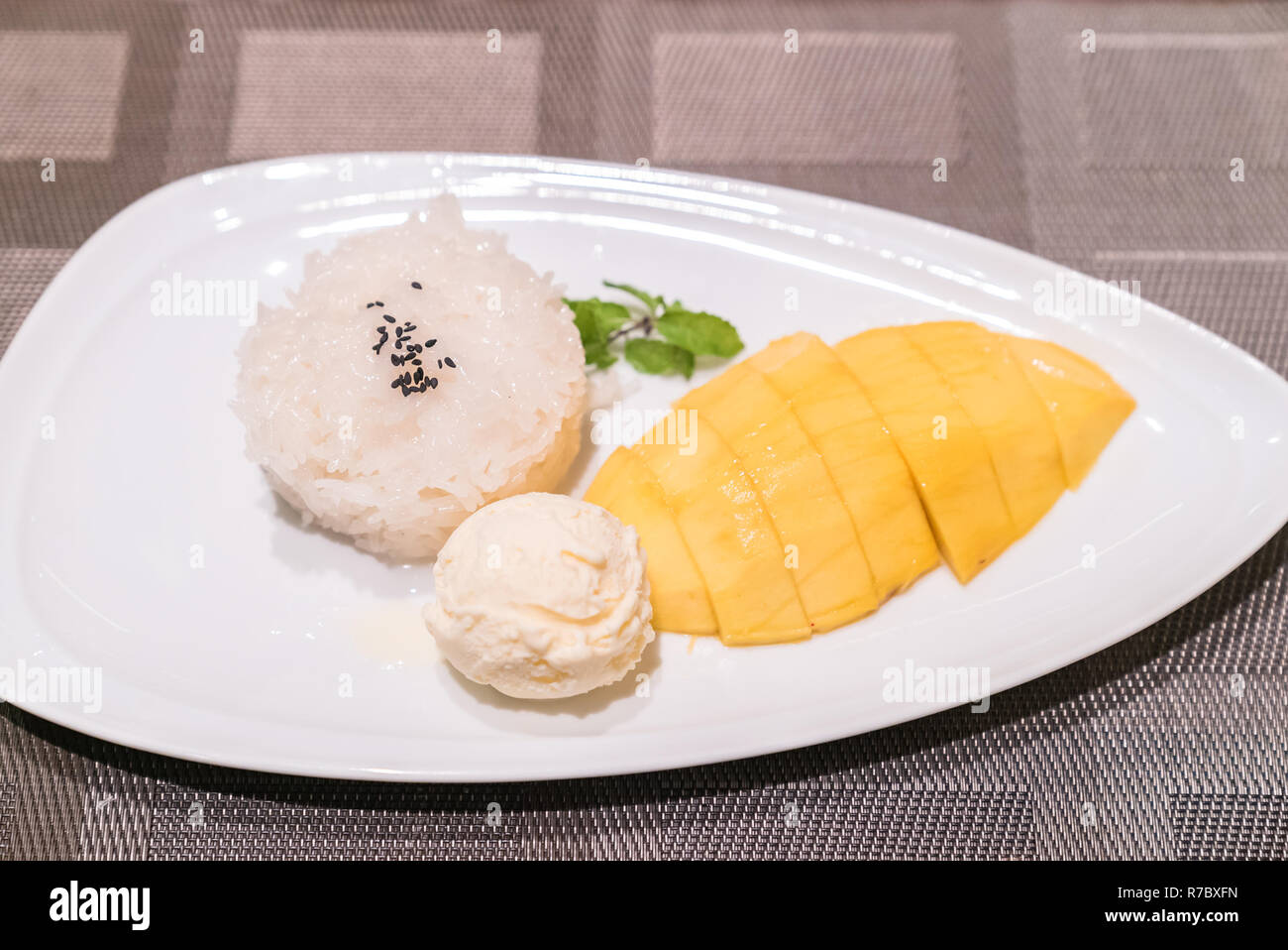 mango sticky rice Stock Photo - Alamy