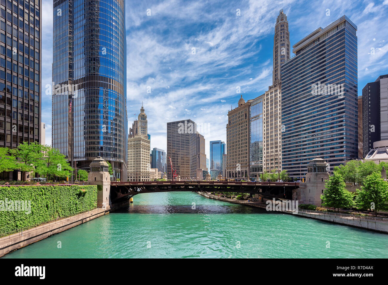 Chicago river skyscraper hi-res stock photography and images - Alamy
