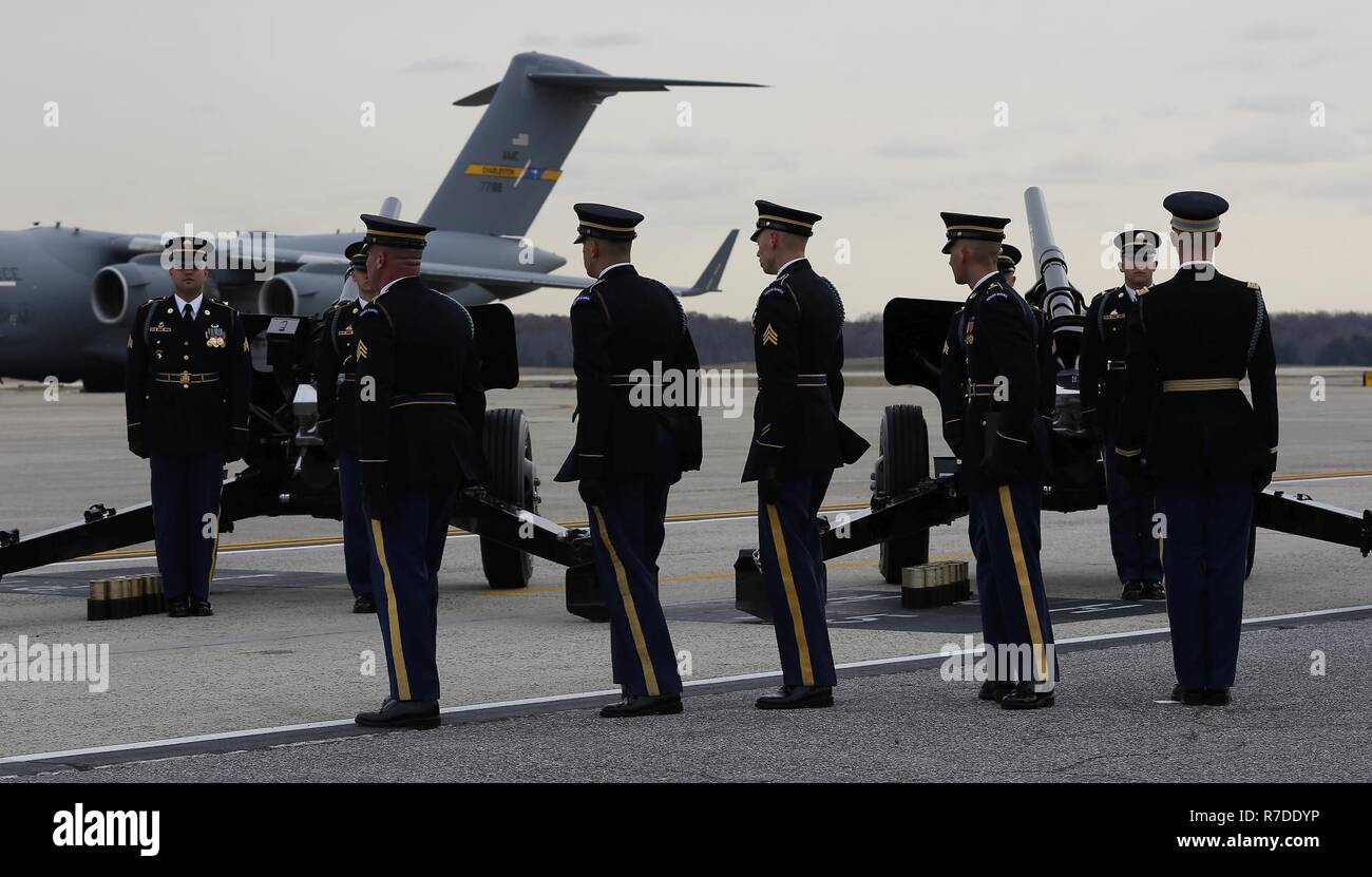 Military funeral 21 gun salute hi-res stock photography and images - Alamy